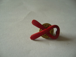 PIN'S PINS PIN PIN’s ピンバッジ  RUBAN ROUGE LUTTRE CONTRE LE SIDA - Asociaciones