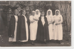 CARTE-PHOTO . MEDECIN ET INFIRMIERES DE LA CROIX ROUGE + MILITAIRES . PERS. NOMEES AU VERSO . ANNEE 1918  .  2 SCANNES - Rotes Kreuz