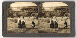 Stereo-Fotografie Keystone View Co., Meadville, Ansicht Rattvik, Dalecarlian Maidens In A Hillside, Costume, Tracht  - Photos Stéréoscopiques