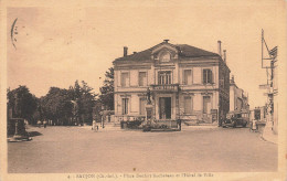 Saujon * La Place Denfert Rochereau Et L'hôtel De Ville - Saujon