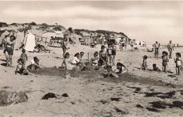 Ile De Ré * La Couarde * Les Jeux Sur La Plage * Baigneurs - Ile De Ré