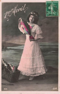 FETES ET VOEUX - 1er Avril - Une Jeune Fille Tenant Un Poisson - Colorisé - Carte Postale Ancienne - 1er Avril - Poisson D'avril