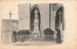 Pontmain * Place , Statue De La Sainte Vierge Devant L'église - Pontmain