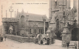 Lampaul * L'arc De Triomphe Et L'ossuaire * Villageois Coiffe - Lampaul-Guimiliau