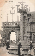 Lampaul * L'arc De Triomphe Et Le Calvaire * Villageois Coiffe - Lampaul-Guimiliau