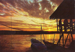 *CPM - Coucher De Soleil Sur Un étang - Barques, Cabanes - Contre La Lumière