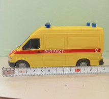 Ambulancia De Fricción Mercedes Benz De Dickie Toys, De Pasta. - Otros & Sin Clasificación