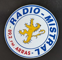 AUTOCOLLANT RADIO MISTRAL - CRÉÉE A ARRAS EN 1984 - 62 PAS-DE-CALAIS - LION - Adesivi