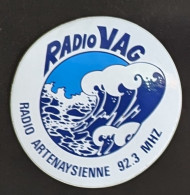 AUTOCOLLANT RADIO VAG - RADIO ARTENAYSIENNE - CRÉÉE EN 1982 A ARTHENEY - 45 LOIRET - Autocollants