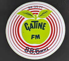 AUTOCOLLANT GATINE FM - RADIO CRÉÉE EN 1983 A PARTHENAY - 79 DEUX-SÈVRES - Autocollants