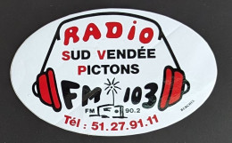 AUTOCOLLANT RADIO SUD VENDÉE PICTONS - CRÉÉE EN 1981 A LANGON-NALLIERS 85 VENDÉE - Autocollants