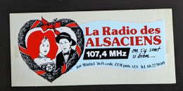 AUTOCOLLANT LA RADIO DES ALSACIENS - CRÉÉE A STRASBOURG EN 1984 - 67 BAS-RHIN - Adesivi