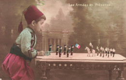 ENFANTS - Les Armées En Présence - Enfant Jouant Avec Des Figurines - Carte Postale Ancienne - Sonstige & Ohne Zuordnung