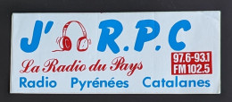 AUTOCOLLANT J'ÉCOUTE R.P.C. LA RADIO DU PAYS - PYRÉNÉES CATALANES - RADIO CRÉÉE A FONT-ROMEU - 66 PYRÉNÉES ORIENTALES - Adesivi