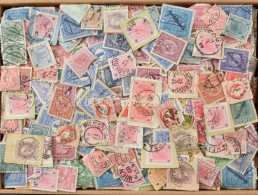 O Ausztria 1867-1920 1.600 Db Bélyeg Sok Kivágással, Vegyes Minőség, Dobozban / 1.600 Stamps With A Lot Of Cuttings, Mix - Autres & Non Classés