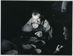 Cca 1974 Várnai György Vecsési Fotóművész ,,Vacsora" Című Alkotása, 1 Db Vintage Fotó, A Szerző által Feliratozva, Ezüst - Otros & Sin Clasificación