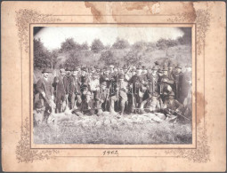 1902 Vadász Társaság A Zsákmánnyal Fotó Kartonon 33x24 Cm Foltos, / Hunting Group With The Pray. Stained Cartboard - Autres & Non Classés