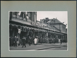 1940 Szatmárnémeti, Vasútállomás, Erdély Visszatért, ünneplő Tömeg A Pályaudvaron, Kartonra Ragasztott Fotó, 11,5×17 Cm - Other & Unclassified