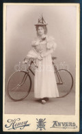 Cca 1900 Nőnek öltözött Férfi Biciklivel. Henry Anver Vizitkártya / Man Dressed As Woman With Bike Cdv - Sonstige & Ohne Zuordnung