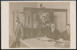 1911 Takarékpénztár / Bank Enteriőrje Alkalmazottakkal, Hátul Arnheim S. J. Gyártmányú Páncélszekrénnyel, Fotólap, 14x9  - Autres & Non Classés