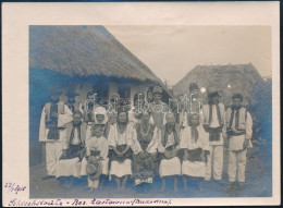 1915 Bukovina, Zastavna Csángó Népviseletes Család. / Zastawna Ukraine Familiy In Folklore. 18x13 Cm - Autres & Non Classés