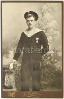 1900 Az Osztrák-magyar Haditengerészet S.M.S. Leopard Hadihajó Matróza.kabinetfotó 11x17 Cm / Sailor With Decoration Of  - Andere & Zonder Classificatie