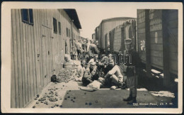 1915 Kőrösmező (Kárpátalja), Osztrák-magyar Katonák Orosz Hadifoglyokat Felügyelnek A Vasútállomáson, Mellettük MÁV Tehe - Sonstige & Ohne Zuordnung