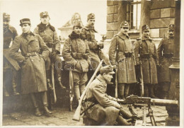 1918/19 Népőrség A Lánchíd Előtt Gépfegyverrel 18x12 Cm /  1918/19 Budapest People's Guard In Front Of The Chain Bridge  - Autres & Non Classés