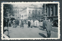 1956 Fotósorozat 13 Db Fotóval A Forradalom Napjaiból Budapestről, Vörös Csillag Leszedése Kálvin Tér, ÁVÓ Előtti Szobro - Altri & Non Classificati