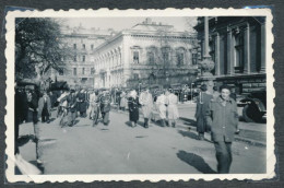 1956 Fotósorozat 13 Db Fotóval A Forradalom Napjaiból Budapestről, Vörös Csillag Leszedése Kálvin Tér, ÁVÓ Előtti Szobro - Otros & Sin Clasificación