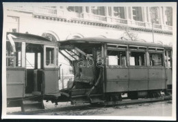 1956 Budapest, Szétlőtt Villamos A Forradalmi Harcok Nyomán, Eredeti Fotó, 8×12,5 Cm - Altri & Non Classificati