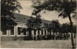 * T3 Baj, Iskola, Gyerekek. Lindenberg Adolf Kiadása (fa) - Ohne Zuordnung