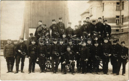 T2/T3 1910 Budapest, Tűzoltók Csoportképe Tűzoltókocsival. Schäffer Armin Photo (EK) - Ohne Zuordnung