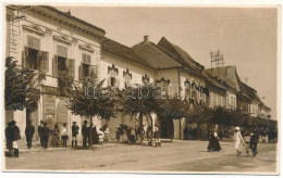 * T4 Beszterce, Bistritz, Bistrita; Tér, üzlet / Square, Shop. Fritz Römischer Photo (vágott / Cut) - Ohne Zuordnung