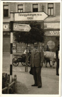 * T2 ~1940 Dés, Dej; Utcakép, Férfi Kalappal Az útjelző Tábla Alatt, Mögötte ökrös Szekér / Street View, Man With Hat, S - Unclassified