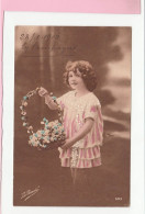 CARTE PETITE FILLE AVEC UN PANIER DE FLEURS - Autres & Non Classés