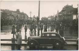 * T2 1940 Marosvásárhely, Targu Mures; Bevonulás. Hátoldalon Magyar Szalag, Szabó Miklós Fényképészeti Műterme / Entry O - Unclassified