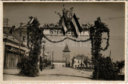 T2 1940 Nagyszalonta, Salonta; Bevonulás, "Isten Hozott Szép Magyar Leventék, Aranyos Vitézek!" Feliratú Díszkapu, Drogé - Ohne Zuordnung