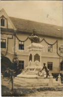 T2 1909 Nagyszeben, Hermannstadt, Sibiu; Mária Terézia Nevelőintézet Elemi Iskolája és A Dicső Alapítónő Szobra / School - Non Classés