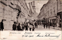 T2/T3 1902 Pozsony, Pressburg, Bratislava; Mihálykapu Utca, üzletek, Címeres Magyar Zászló / Michaelerthorgasse / Street - Ohne Zuordnung