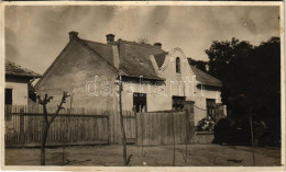 * 1925 Udvard, Dvory Nad Zitavou; Ház Az Utcáról Nézve / Street, House. Photo (vágott / Cut) - Unclassified