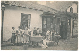 ** T2/T3 Ivano-Frankivsk, Stanislawów, Stanislau; Mädchen Bei Der Wäsche Im Kinderheim / Girls Doing Laundry At The Chil - Non Classés