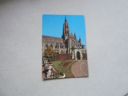 Bayeux - La Cathédrale Et Les Jardins - 7 - Xr 155 - Editions Artaud Frères - - Eglises Et Cathédrales