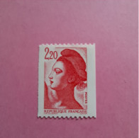 Roulette N°2379d 2.20 F Rouge N° Rouge Gomme Jaune Brillante Neuf ** Cote 2024 7€ - 1982-1990 Liberté (Gandon)