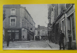 CPA --CRAON- RUE DES HALLES ET CARREFOUR DES FORGES. - Craon