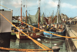 Concarneau * Le Quai De La Criée * Bateaux De Pêche Et Pêcheurs * Bateau De étel - Concarneau