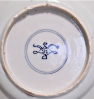 Chine Kangxi, XVIIIe Siècle Assiette Porcelaine Signée D'un Swastika Dans Un Double Cercle - Asiatische Kunst