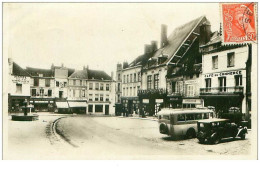 51.SEZANNE.n°25531.PLACE DE LA REPUBLIQUE ET LA FONTAINE.AUTOBUS - Sezanne