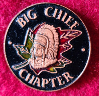 SUPER PIN'S "INDIEN BIG CHIEF CHAPTER " Base Email Cuivré Cloisonné, Signé Artisse Régina - Beroemde Personen