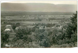 74.SAINT CERGUES.n°22483.VUE D'ENSEMBLE DE ST CERGUES ET PANORAMA SUR LA CHAINE DU JURA....CPSM. - Saint-Cergues